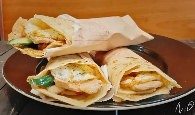 [嘉義東區]小陳捲餅店-嘉義忠孝店。美味現做捲餅。超級推薦總匯肉蛋捲餅!!