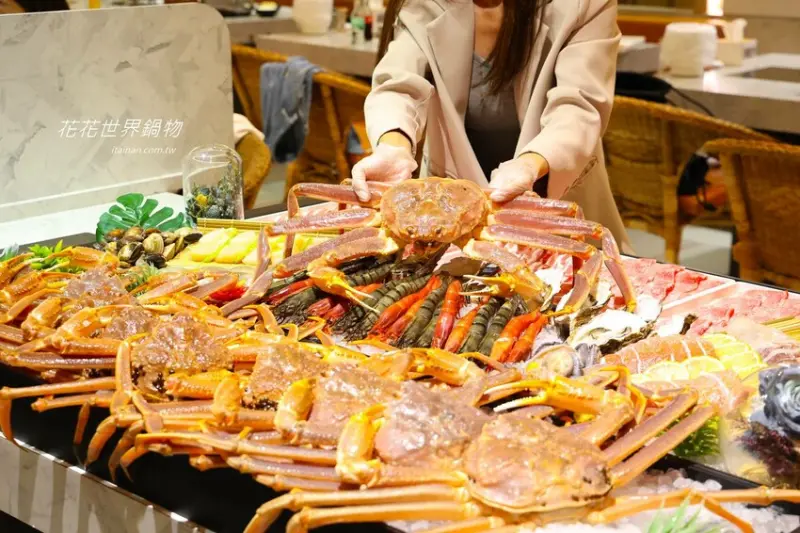 以為來到札幌二条市場~到底是吃火鍋還是賣海鮮啦!一人一整隻活體松葉蟹、日本和牛吃起來!台南最美麗的鍋物『花花世界鍋物 WHATSWORLDresort』過年團圓、尾牙、春酒聚餐推頂級奢華十人套餐(文內