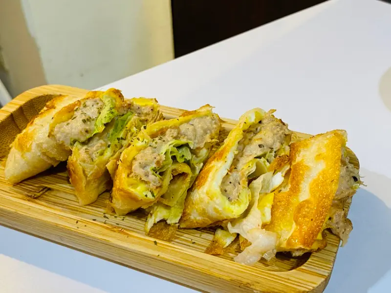 【台中 早餐】魚吃土。手作三文治。髒髒芋頭黑炭三明治與酥皮蛋餅，好吃大份量還銅板價