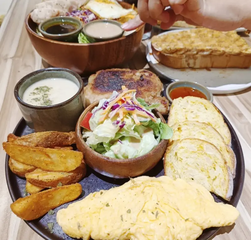 米庫早午食堂享受悠閒的brunch日式文青風，輕食新概念舒肥雞胸沙拉，琥珀花蕉吐司讓人甜蜜蜜大推