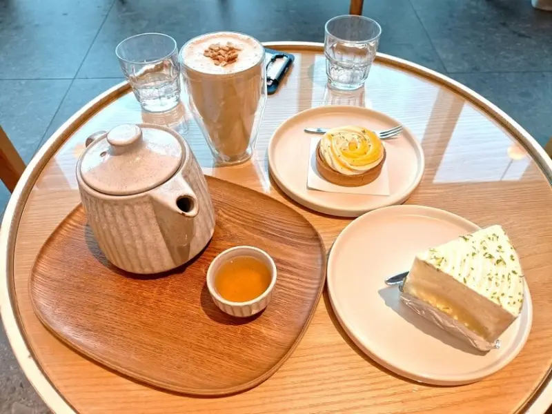 台中市西屯區台中咖啡廳|REC COFFEE Taiwa-旗艦店。在26樓喝咖啡、吃甜品邊看高空美景!享受啊~