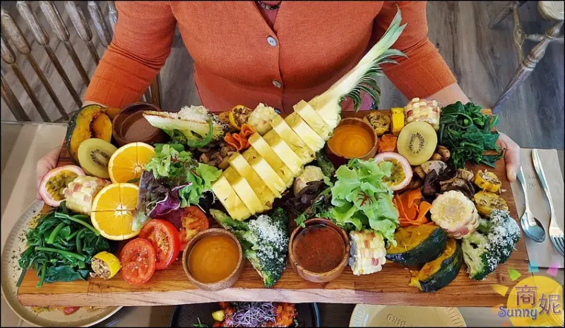 HAPPY BIRD快樂鳥。彷彿出國度假!Google千則好評4.8星蔬食餐廳好吃好拍好放鬆-商妮吃喝遊樂