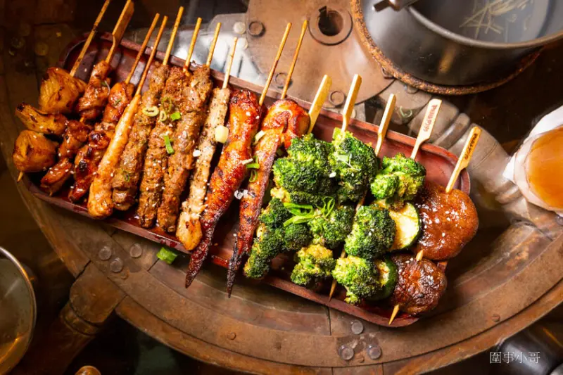 高雄左營美食-路邊烤肉，大口吃肉大碗喝酒！便宜美味的各式燒烤讓你生啤酒一杯接一杯啦～喝酒不開車開車不喝酒而且喝太多對身體也不好喔喔喔！