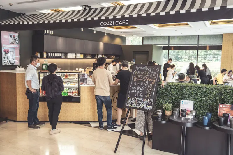 台北美食 Cozzi Cafe｜周一不BLUE!隱身商辦的絕美咖啡廳，高品質鮮奶搭輕食是上班族福音~ · 算命的說我很愛吃