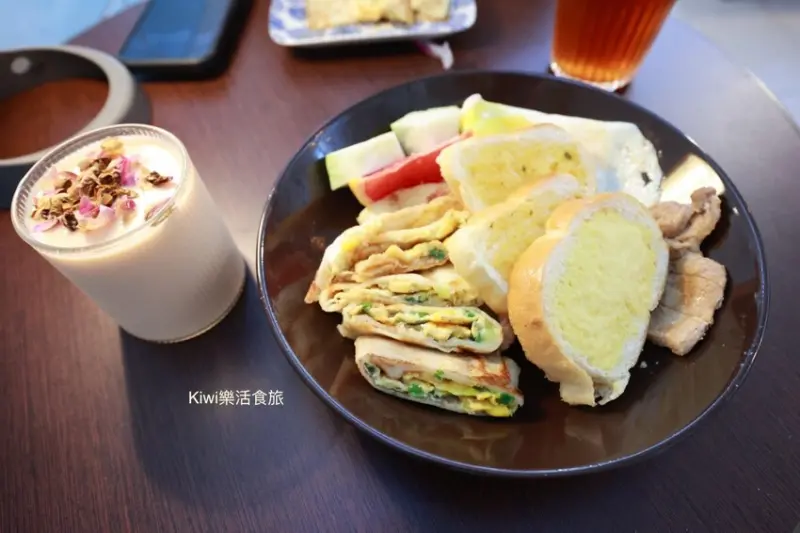 員林早午餐玖玐98cafe & sandwich｜員林巷弄早午餐.咖啡，粉漿蛋餅很厲害.奶酥小厚片.玫瑰鮮奶茶都好讚！