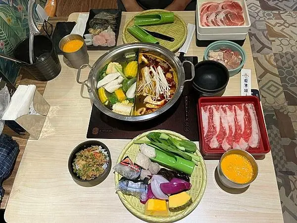 台北藍象廷泰式火鍋吃到飽~6種湯品酸辣香甜~讓味蕾有新感受~新光站前店~國立台灣博物館~228公園閒逛~