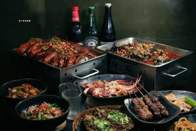 賣烤魚的‧晚餐夜宵看這裡，正宗廣西麻辣烤魚、小龍蝦，呼你麻的大呼過癮，另有隱藏版麻辣跳蛙蛙 - 敦 小 蓮の食旅錄