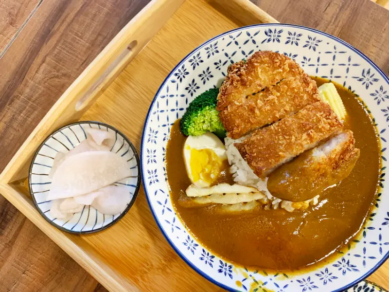 梧咖哩新開店，唐揚炸雞酥脆多汁，咖哩平價好味道！