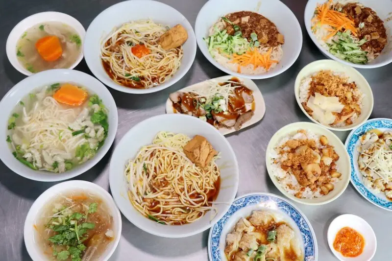 CP值高又好吃的銅板小吃.用蔬菜水果醃製的特製赤肉超厲害.苗栗通霄小吃推薦♥佳味飯麵攤♥