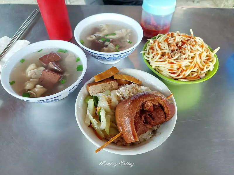 【台中豐原】鎌村路土地公廟炒麵豬血湯｜腳庫飯肥嫩入口即化，平價銅板早午餐推薦