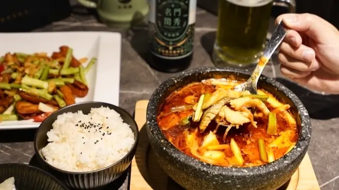 沉雨晴 醉在乎你的湯 - 漢方養生雞湯、香脆肥腸、川味椒麻水煮魚配搭爽口宜蘭鮮釀啤酒，新北林口美食推薦