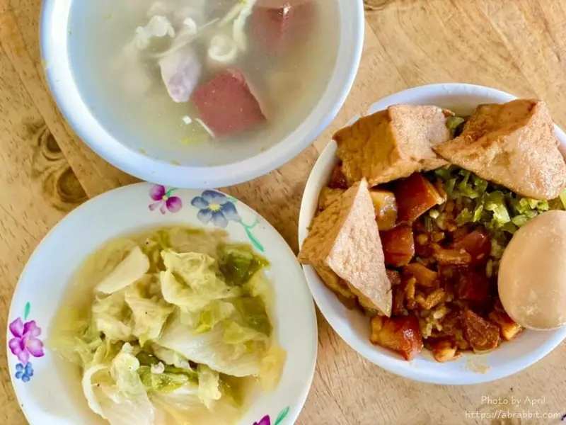 軍功路無名炒麵豬血湯-黑豬肉魯肉飯