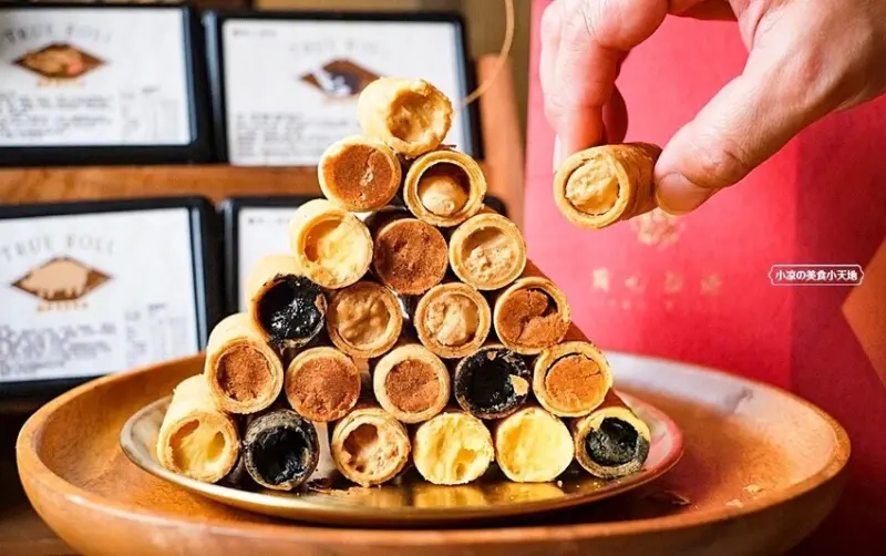 台中超狂爆餡蛋捲伴手禮║有魔性的蛋捲創下月銷10萬捲紀錄！！滿滿的內餡誰能抵擋，四種口味一次滿足，完封零食控的心！