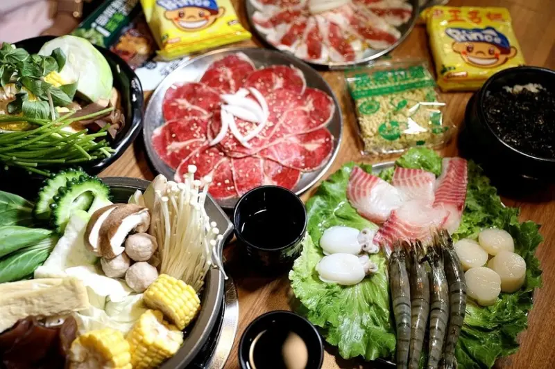 台中市南區CP值爆表！鮮蔬鍋料自助百匯吃到飽 只要250元起｜肉部長韓式平價烤肉鍋物-高工店(台中南區)