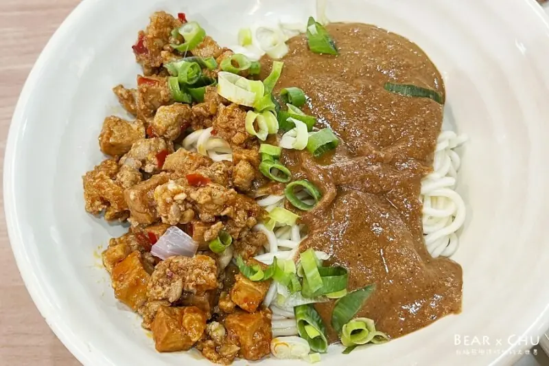 台北捷運南京復興美食｜江梅麵館・濃郁美味雙醬麵、湯鮮味美搶鍋麵