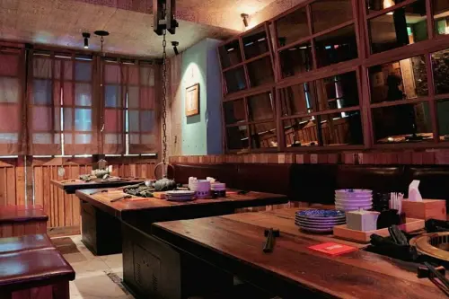 【忠孝敦化】胡同裏燒肉 敦南》和牛燒烤Ｘ火鍋雙饗受！千元有找無菜單日式料理｜大安區・東區美食推薦（原