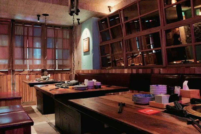 【忠孝敦化】胡同裏燒肉 敦南》和牛燒烤Ｘ火鍋雙饗受！千元有找無菜單日式料理｜大安區・東區美食推薦（原