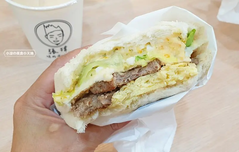 來自花蓮的人氣烤肉蛋土司在台中也能輕鬆吃！！花生醬、自製薯泥搭上碳烤里肌肉片，鹹香滋味一吃就上癮~