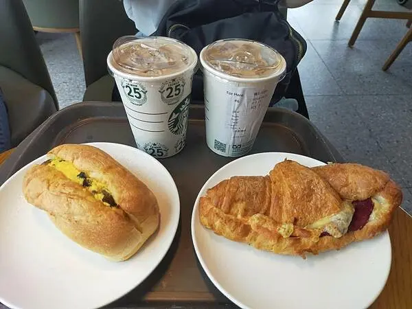 宜蘭星巴克頭城門巿~遊艇造型~早上七點三十分營業~吸引早起的遊客~享用温馨早餐的好地方~