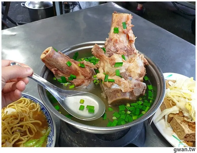 路邊不起眼，鐵皮屋的大骨控花枝炒麵，越晚越多人，在地人都知道這間！