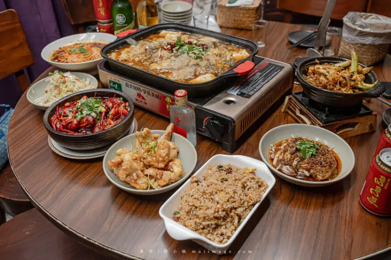 台北美食｜魚紅苑重慶烤魚～魚兒魚兒嘴裡游，四川地道重慶烤魚就隱身在台北巷弄中，古代怡紅院風格川菜館、