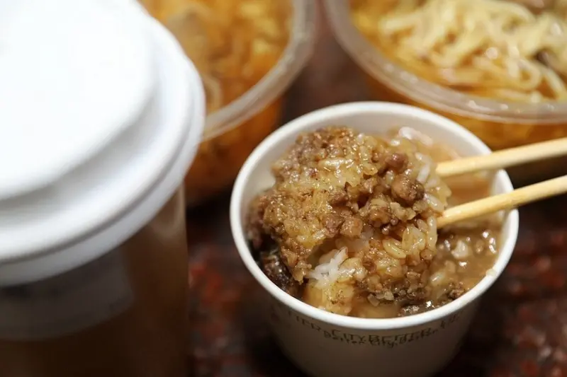 在地人才知道的好滋味！晚來吃不到四神湯必點｜同學筒仔米糕