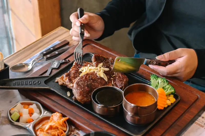 超平價炭燒牛排店！349元起大份量大口吃肉好地方，免費自助吧數十種食材吃到飽喝到飽有夠超值@女子的休假計劃