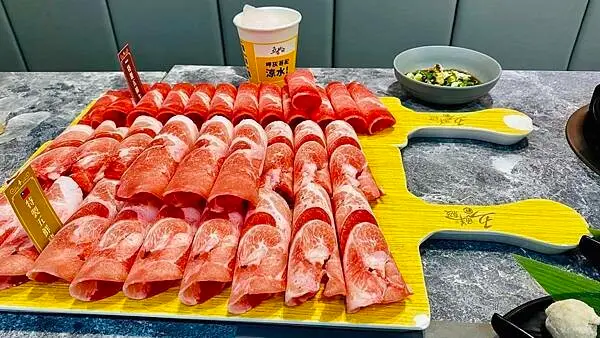 新竹大肉盤高CP值火鍋店【五鮮級平價鍋物-竹北環北店】海陸鍋最低140元起/只要加35元即可升級海陸鍋/以親民的價格享受五星級料理