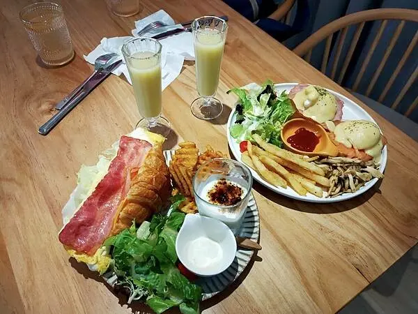 新北鶯歌鳳鳴~日日十辰R！！cafe簡約淡雅的早午餐咖啡廳~