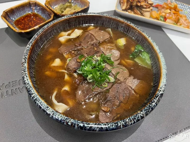 牛麵》預約制精燉牛肉麵推薦，頂級日本A5和牛紐約客牛肉麵，招牌湯種和麻辣奶香湯頭香醇濃郁｜宜蘭羅東美食