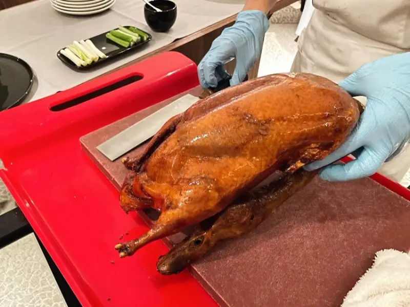 南京復興站｜台北 JR東日本大飯店的「凱華樓」中華料理餐廳，日本風格的烤鴨三吃、各式中菜及特色拔絲蘋果。 IR的旅行美食生活