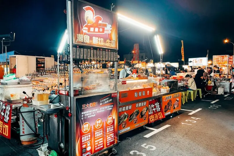 台中夜市美食推薦｜潮食牛Hot Steak｜整塊原肉現切 肉量超足｜現場炙燒噴火秀｜隱身夜市裡的超人氣美食｜肉控必衝｜內附完整菜單 - 萍姐愛分享