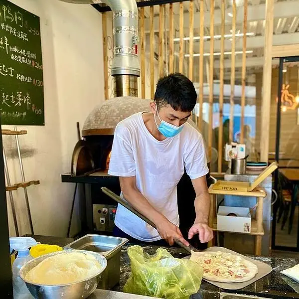 宜蘭市區也能找到好吃的窯烤披薩，內用環境優質，連國民姑丈都說讚!