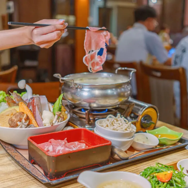 大推牛奶火鍋、墨魚唐揚雞，小菜驚見功伕菜菊花豆腐！主食、附餐、小菜都好吃的宜蘭市餐廳，宜蘭旅遊必吃 | 【宜蘭 宜蘭市】綠海咖啡坊Green Ocean Cafe