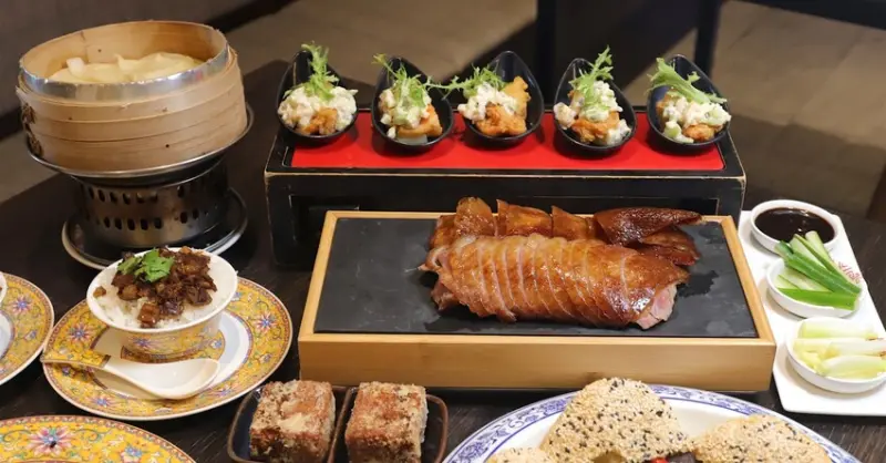 這家經典片皮烤鴨，皮酥肉香~尤其是甜麵醬酒釀香韻迷人，唇齒留香~