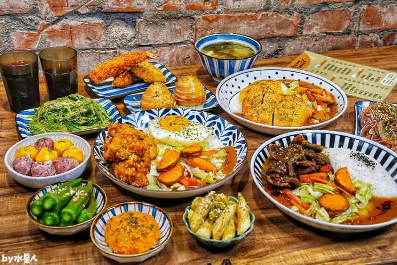 老王咖哩｜日式熟成咖哩加上自製香料辣油，平價好吃文青裝潢，免費紅茶喝到飽