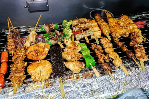 招牌秘醬配椒鹽真涮嘴，人氣柒串燒屋有高評價，玻璃櫃擺滿食材，大推豆皮、甜不辣！