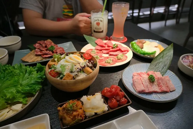 【板橋燒肉推薦】發肉燒肉餐酒板橋三店，人氣干貝漢堡必點，特選牛五花脆口多汁，竟然還能吃到炸雞佛～生日壽星超驚喜！（捷運府中站美食）