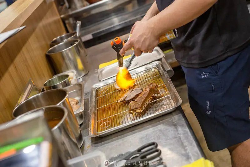 越晚人越多的深夜拉麵店，大推沒在滿滿都是肉的牛小排拉麵，都是現點現炙燒｜布雷克出走旅行視界