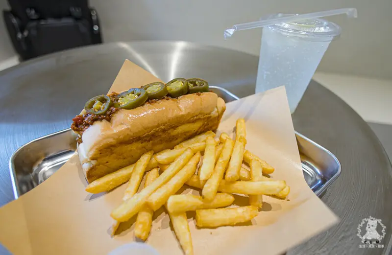 熱騰騰新開幕的美式熱狗堡小店，白橘黃金屬調帶年輕陽光活力感味道不賴｜吃我熱狗