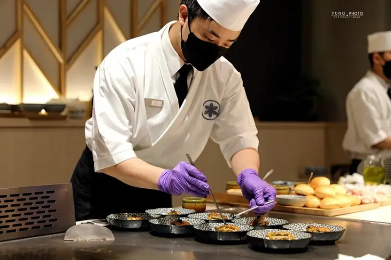 活龍蝦三吃、A5和牛夢幻食材無菜單鐵板燒 14道餐只要1600 台北一位難求的爆紅鐵板燒、幾乎0負評 想吃先排隊