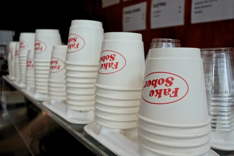 Fake Sober Coffee&Bar 信義區新開幕！街邊美式復古咖啡廳