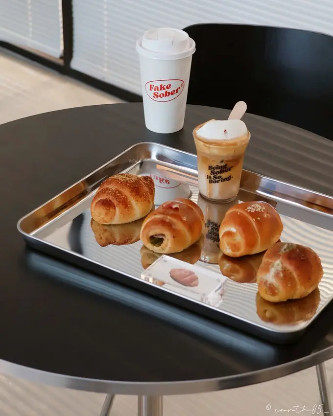 信義區新開幕咖啡酒吧 鹽麵包 手沖咖啡 鮮奶油拿鐵