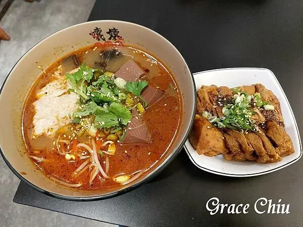 孃孃酸辣粉～粉條Q彈滑溜，湯頭酸辣夠勁