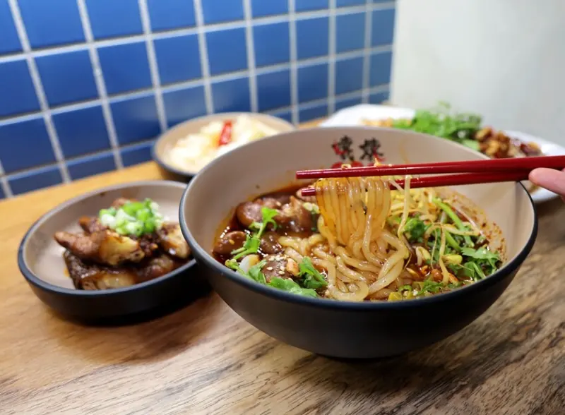 文青風新開幕  孃孃酸辣粉 口水雞 重慶小麵 內用免費續湯續麵