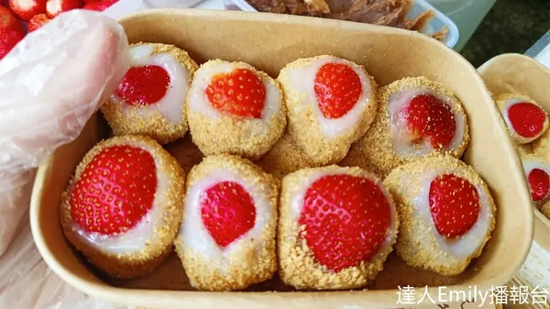台中向上市場美食｜爆紅草莓麻糬,排隊也要吃