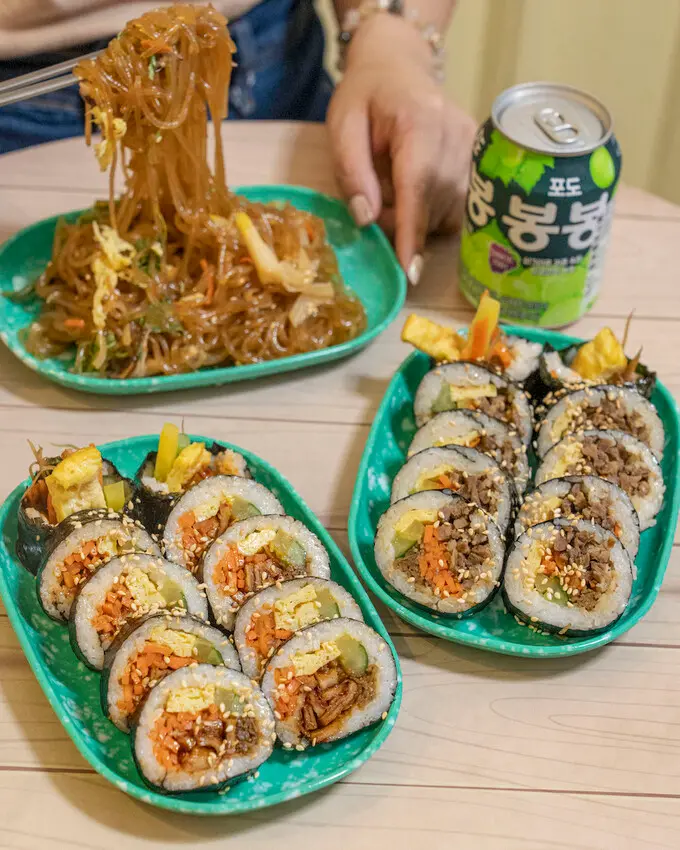 古亭美食 金家飯捲 김가김밥｜辣魚板微微辣度清爽開胃 飯捲外層刷上一層油與白芝麻香氣十足 · 算命的說我很愛吃