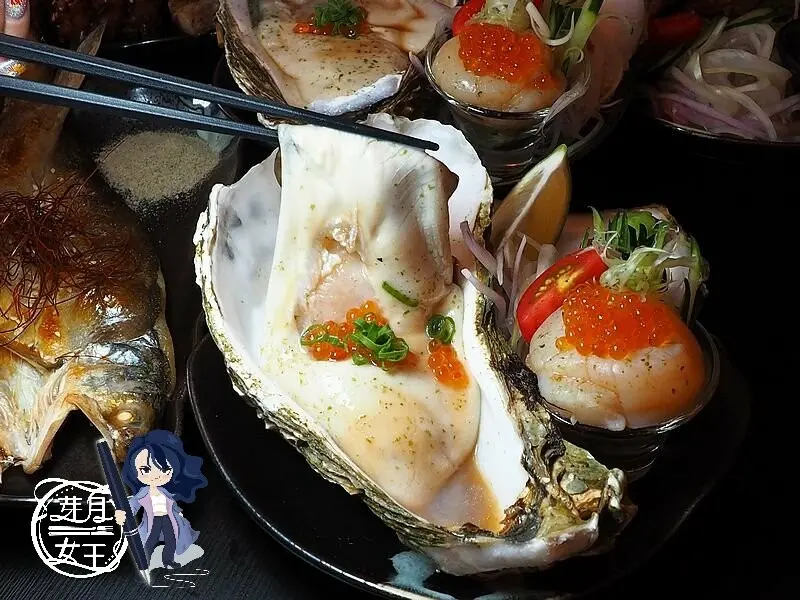 這家居酒屋東西好吃又平價，比手大的生蠔一顆200元，再加生食級干貝只要多100元！！