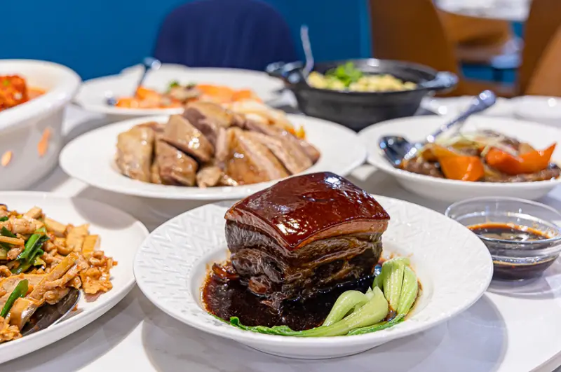 按摩椅竟然新開中式料理餐廳還有夠美味，CP值絕佳，東坡肉醃椒鱈魚深得我心，驚喜連連又好吃的大推薦｜輝葉台菜