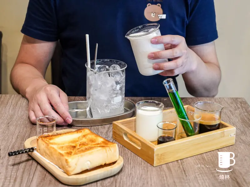 萬華咖啡廳「燒杯咖啡藝廚」用量杯調咖啡!創意萬華下午茶推薦 - 軟西，遊記